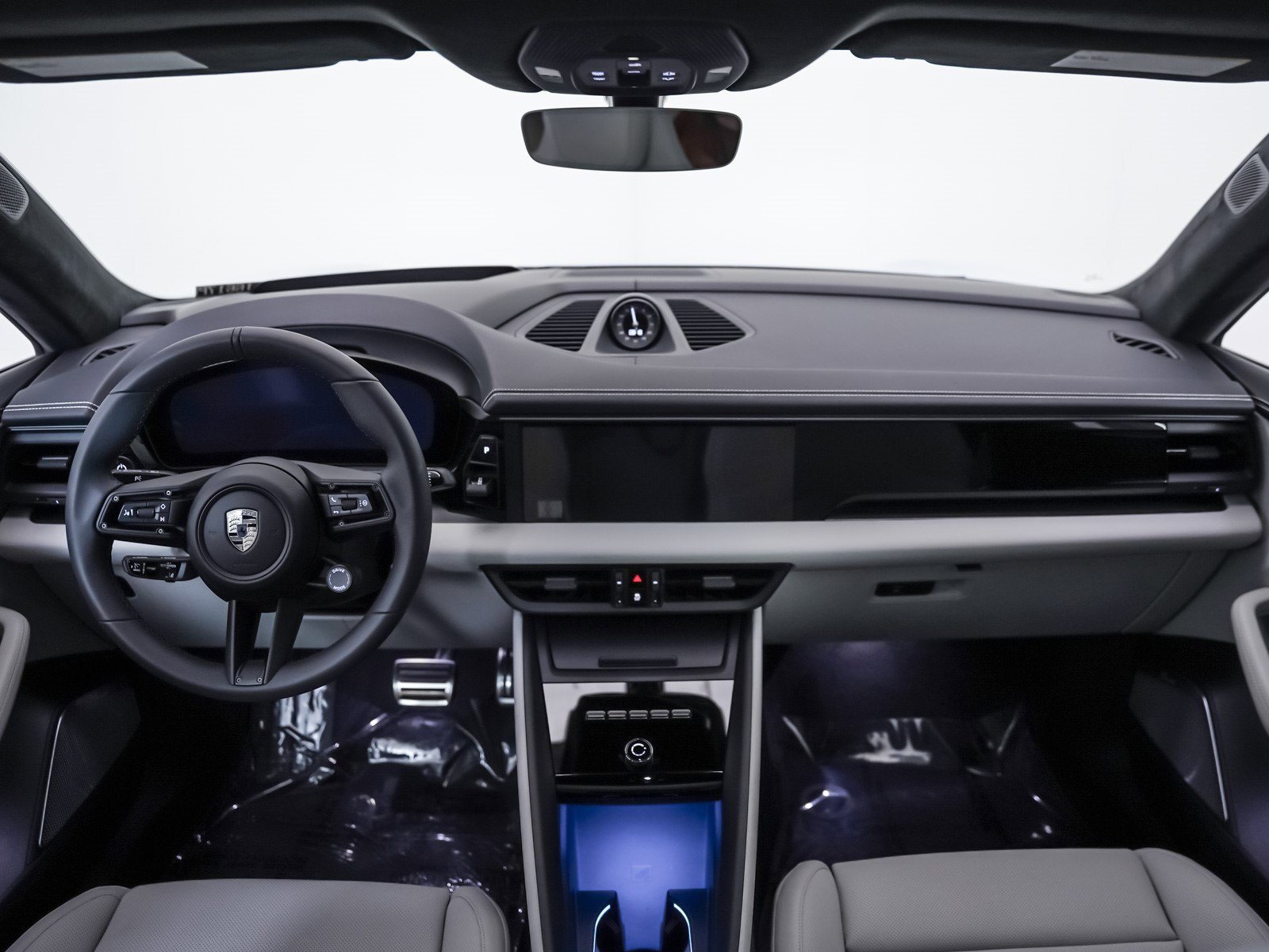 2025 Porsche Macan Turbo Electric - Photo 14