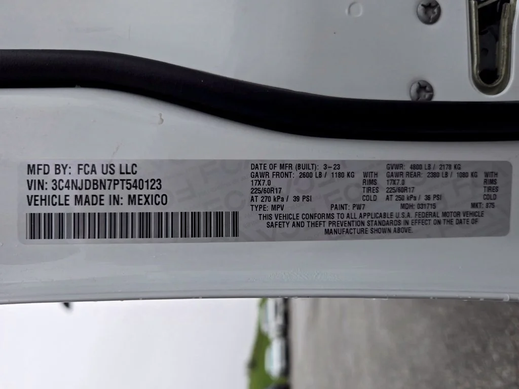 Used 2023 White Jeep Latitude image 31
