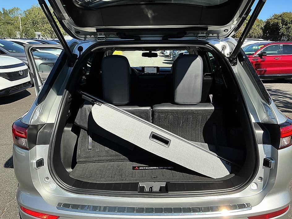Used 2022 Silver Mitsubishi SEL image 28