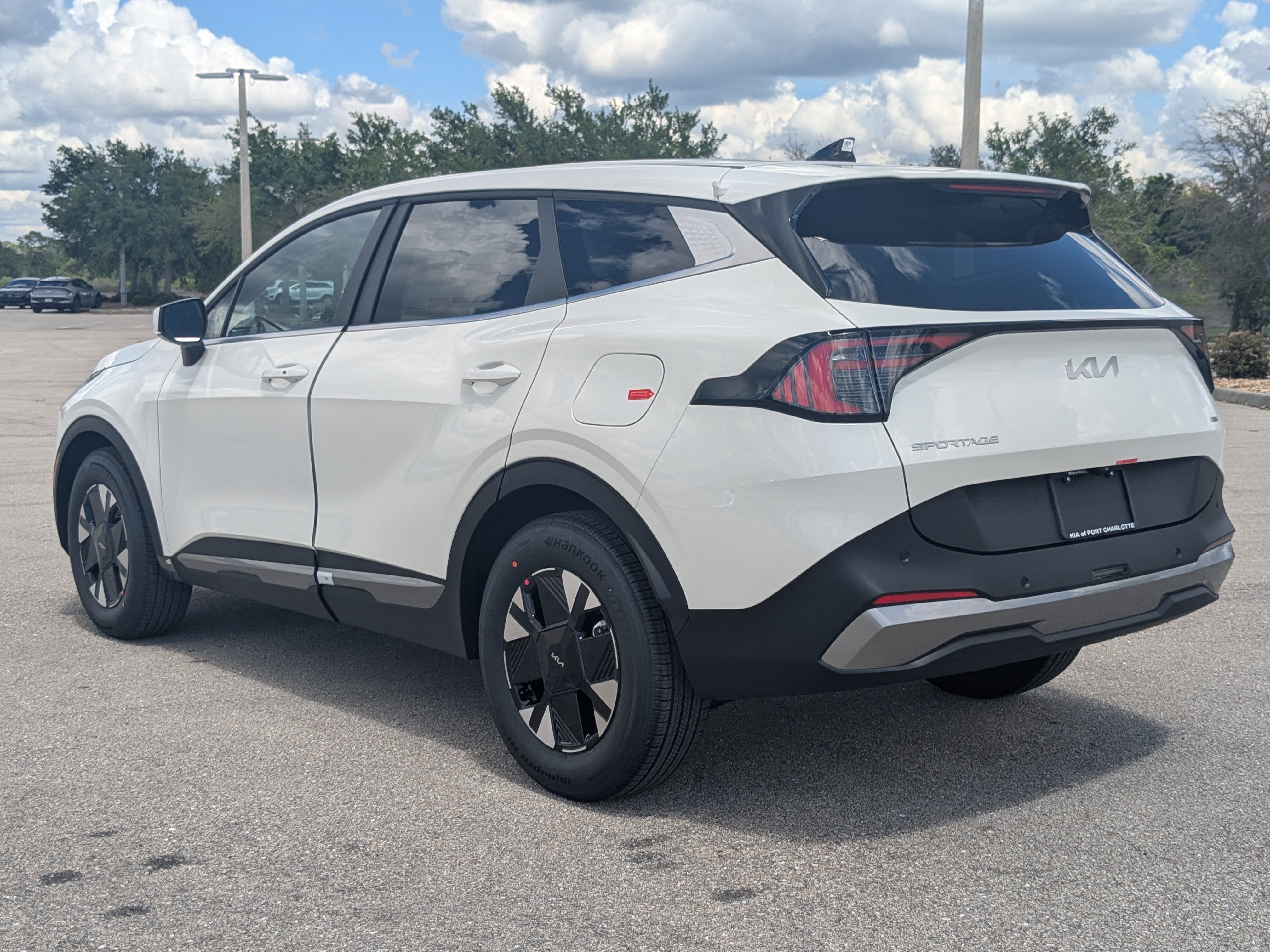 New 2026 Snow White Pearl Kia LX image 7