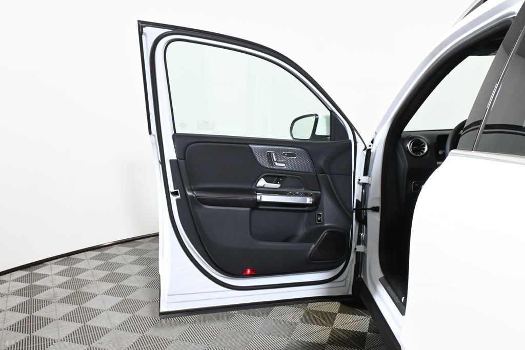 Used 2026 Polar White Mercedes-Benz GLB 250 image 28