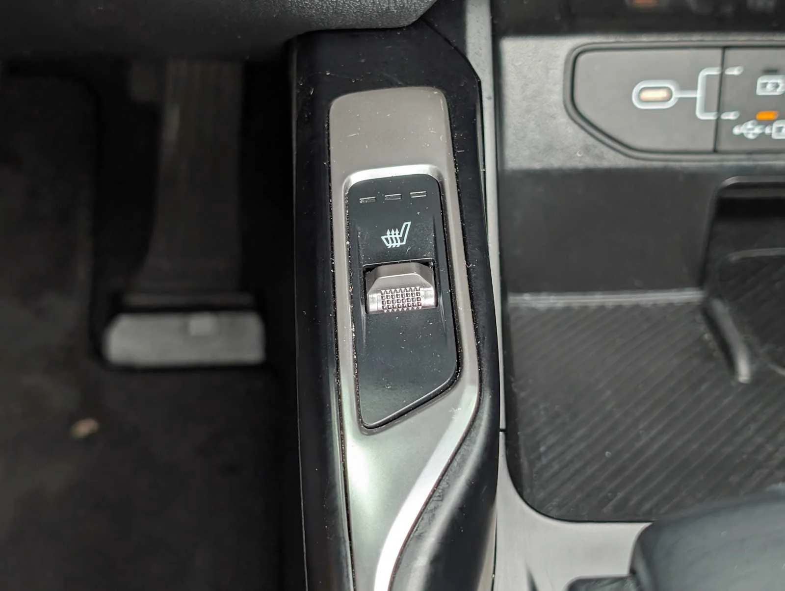 Used 2025 Glacial White Pearl Kia S image 31