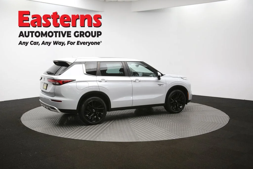 Used 2023 White Mitsubishi SE image 43