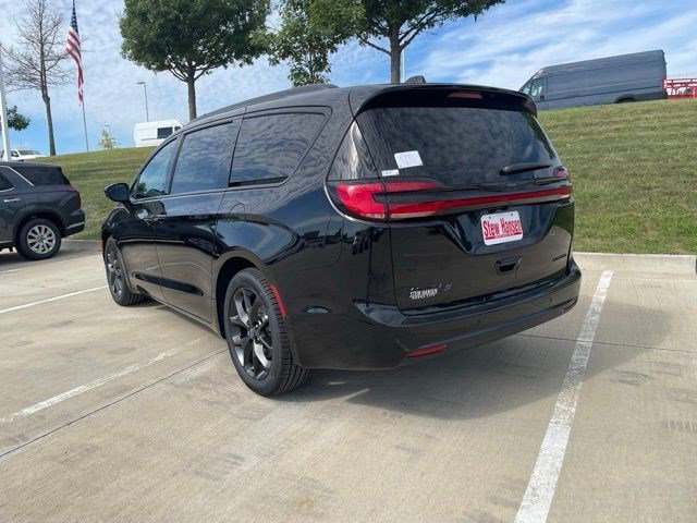 New 2026 Diamond Black Crystal Pearlcoat Chrysler Limited image 3
