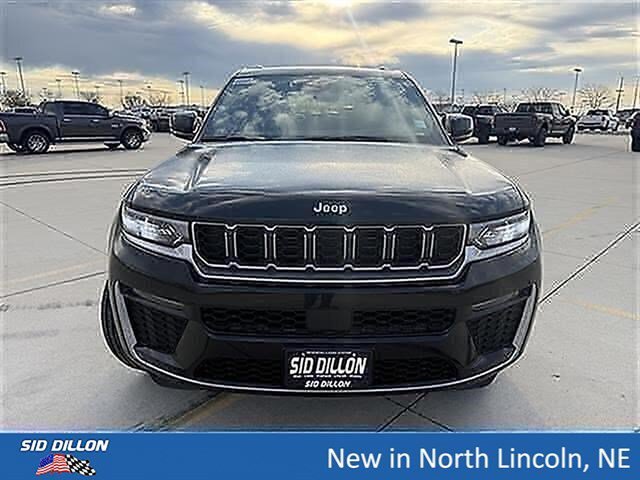 New 2026 Diamond Black Crystal Pearlcoat Jeep Limited image 3