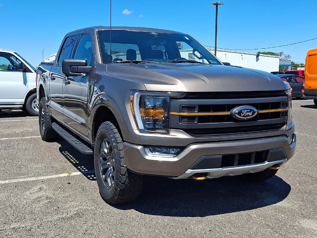 Used 2022  Ford XL image 2