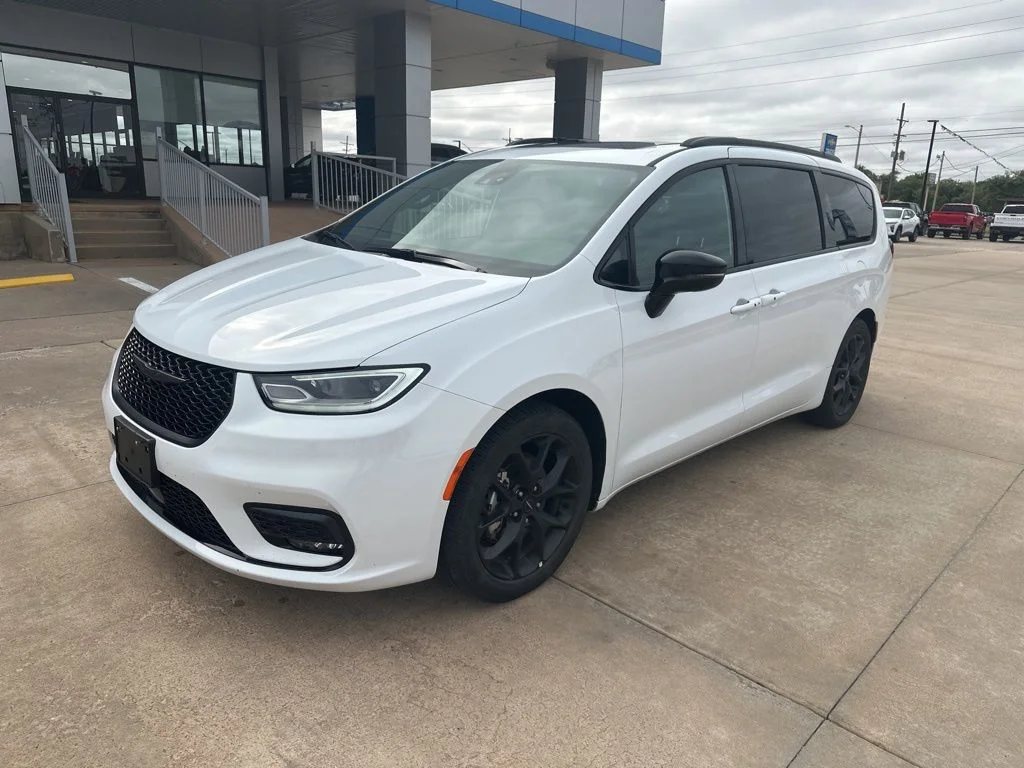 Used 2025 White Chrysler Limited image 32