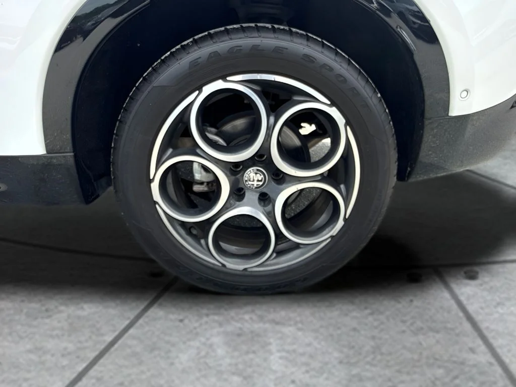 Used 2025 White Alfa Romeo Base image 20