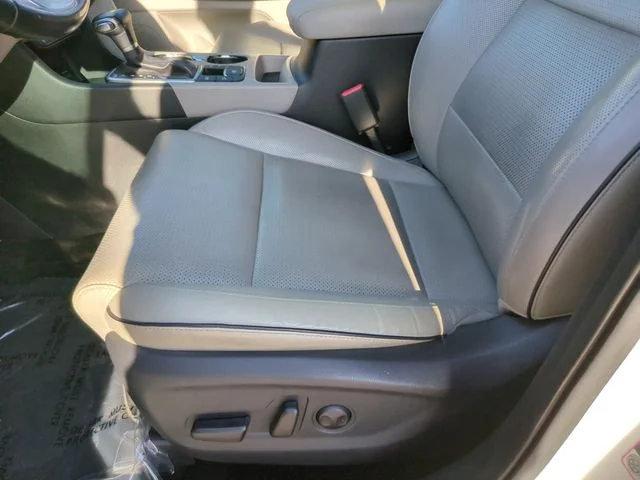 Used 2020 White Kia EX image 19