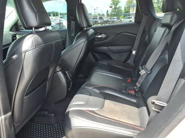 Used 2020 Silver Jeep Trailhawk image 11