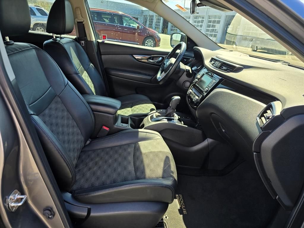 Used 2022 Gray Nissan SV image 14