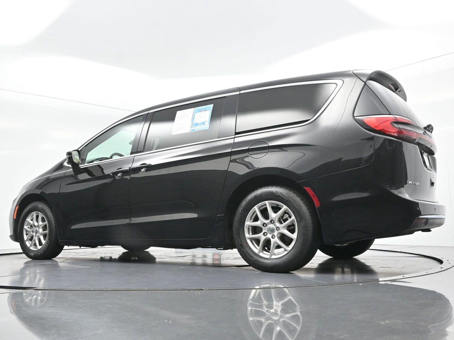 Used 2025 Diamond Black Crystal Pearlcoat Chrysler Select image 51