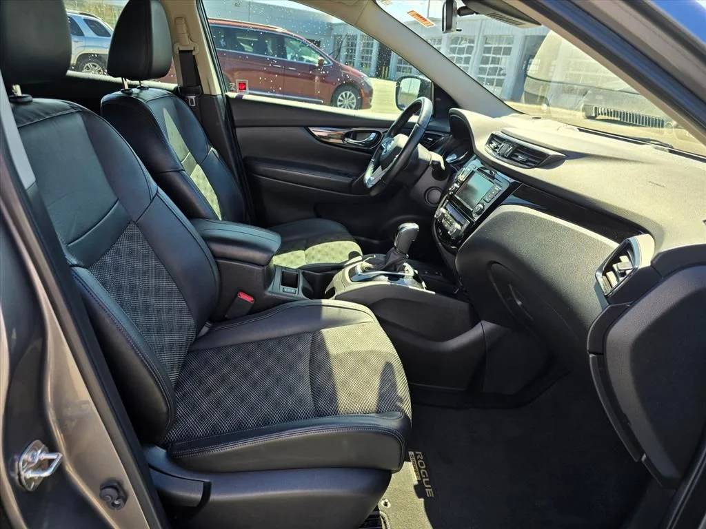 Used 2022 Gray Nissan SV image 14