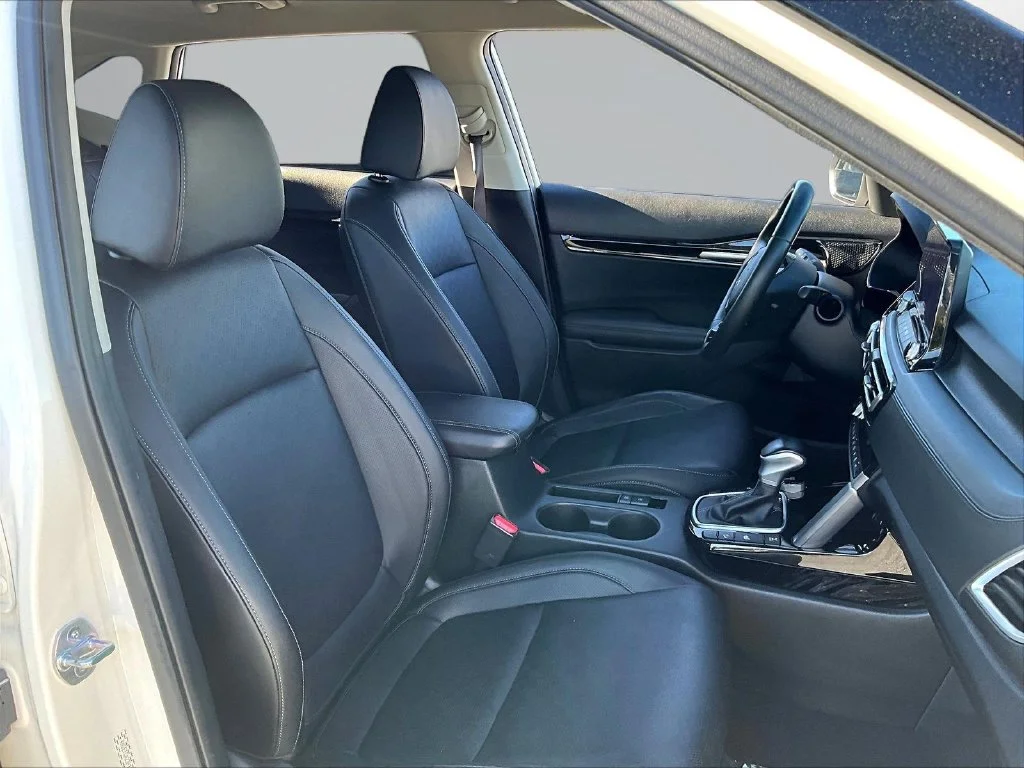 Used 2023 White Kia SX image 30