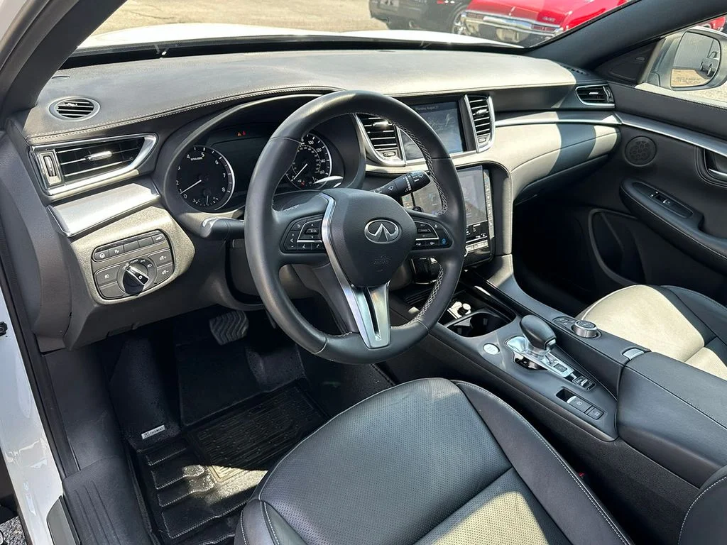Used 2023 White INFINITI LUXE image 20