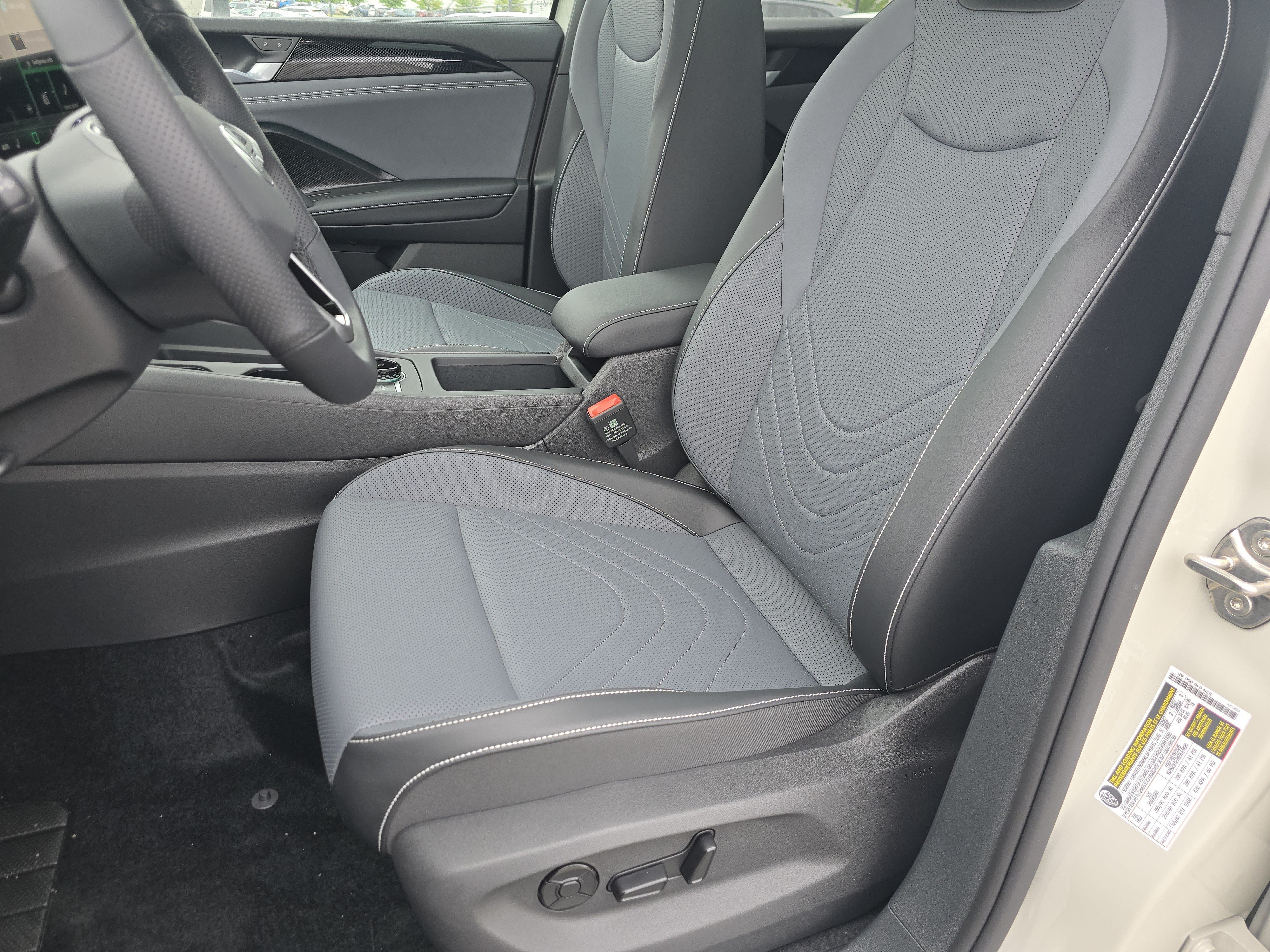 New 2026 Sandstone w/Deep Black Roof Volkswagen SE R-Line Black image 19