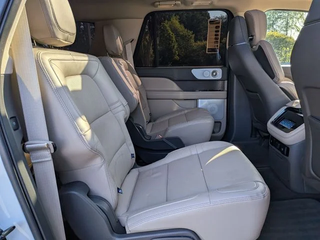 Used 2024 White Lincoln Reserve image 30