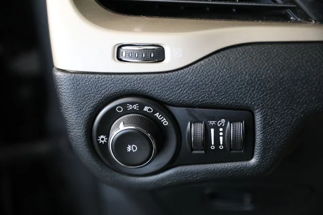 Used 2016 Gray Jeep Latitude image 12