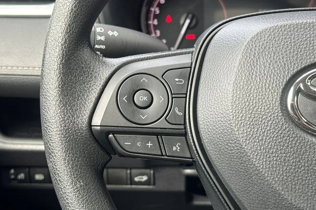 2025 Toyota RAV4 XLE - Photo 28