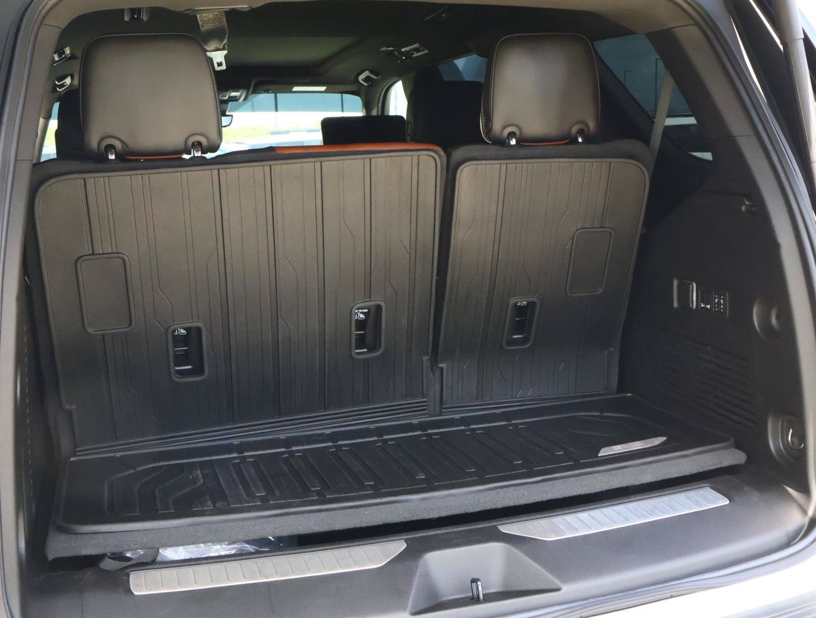 Used 2024 White Frost Tricoat GMC Denali Ultimate image 26