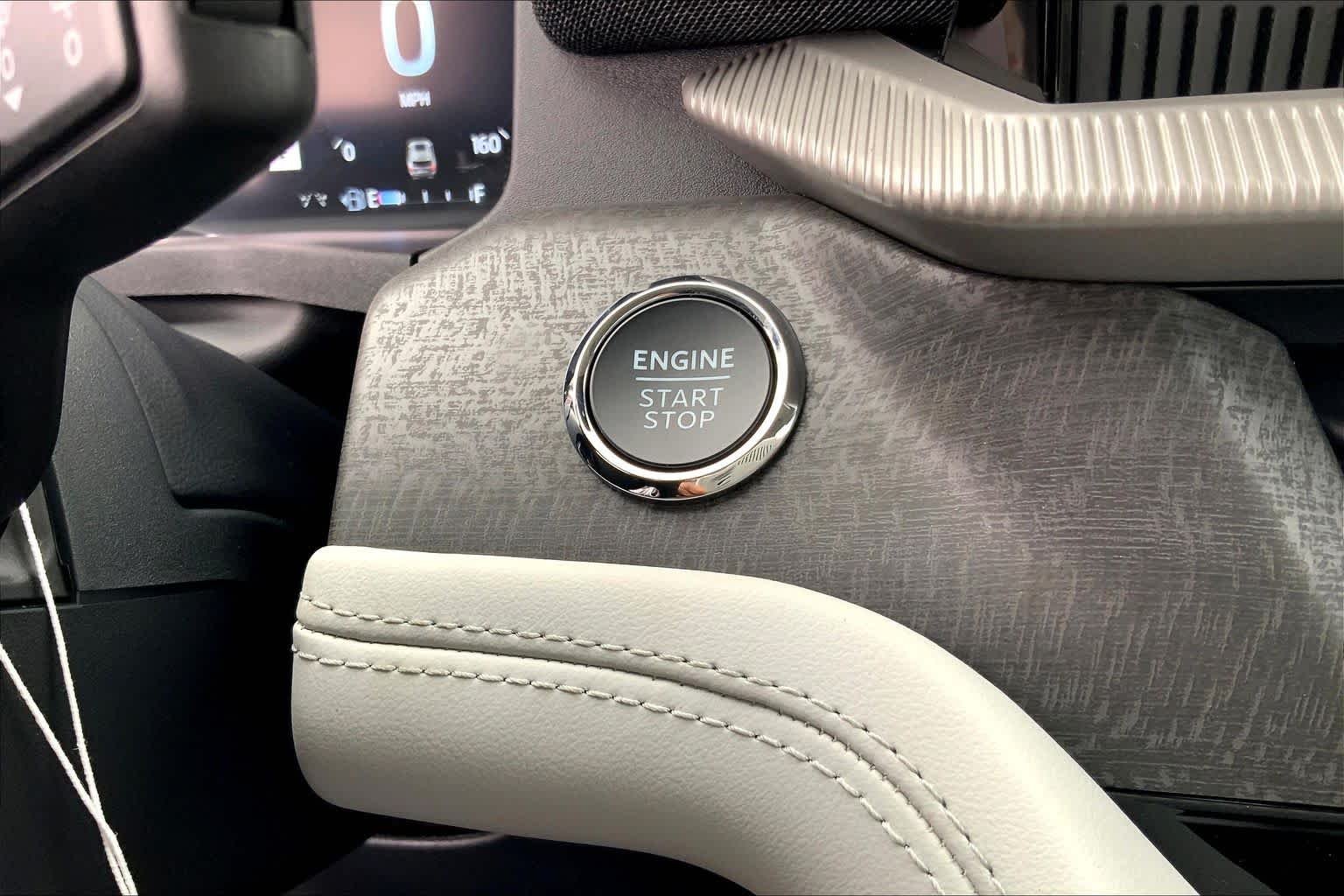 New 2026 Star White Metallic Tri-Coat Ford Platinum™ image 18