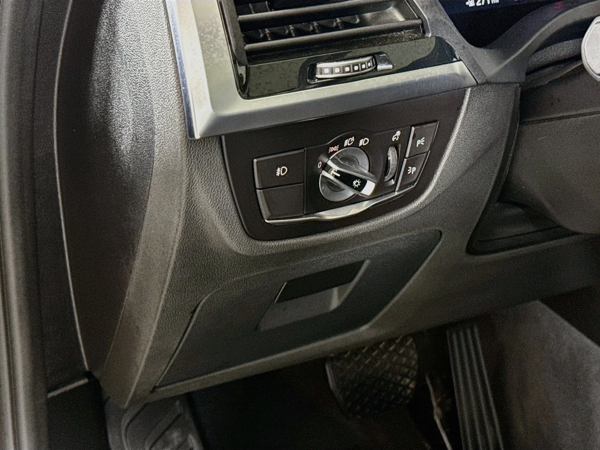 Used 2020 Dark Graphite Metallic BMW xDrive30i image 10