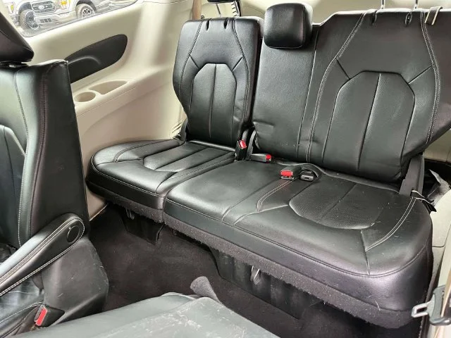 Certified Used 2022 Velvet Chrysler Touring L image 19
