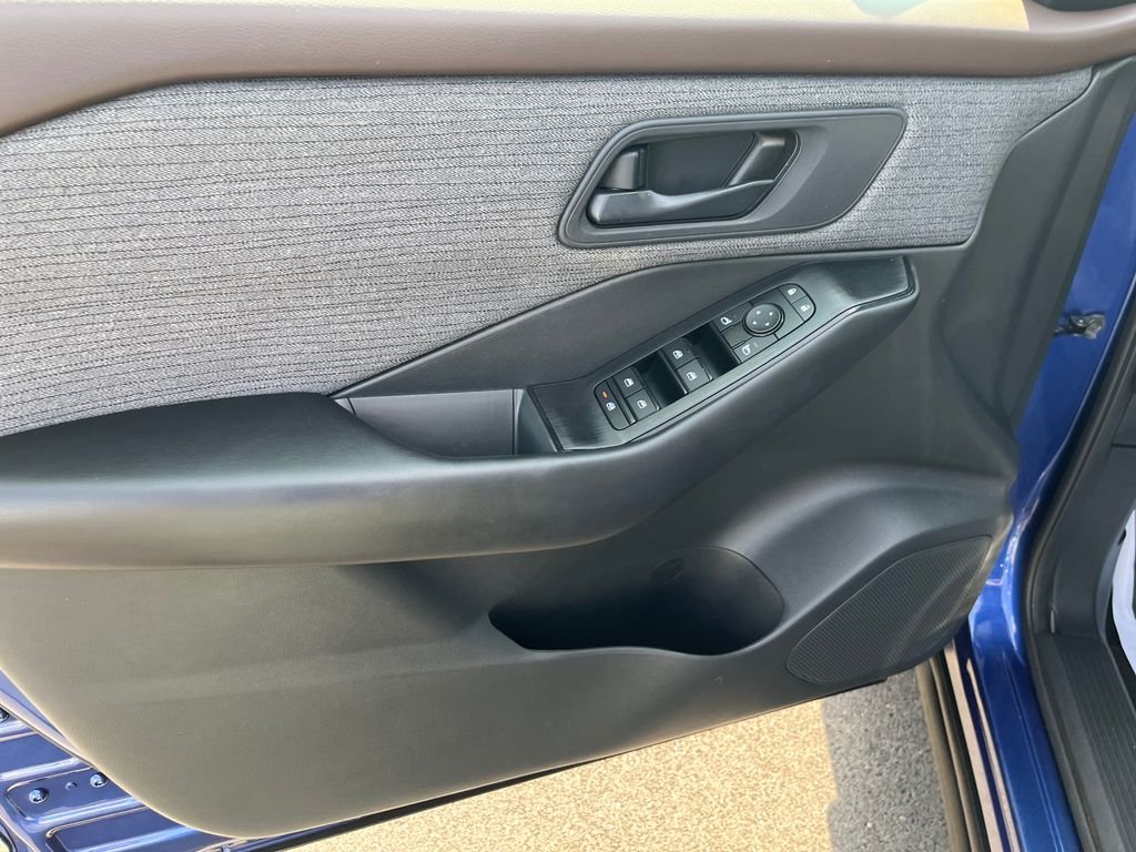 Used 2023 Blue Nissan S image 11
