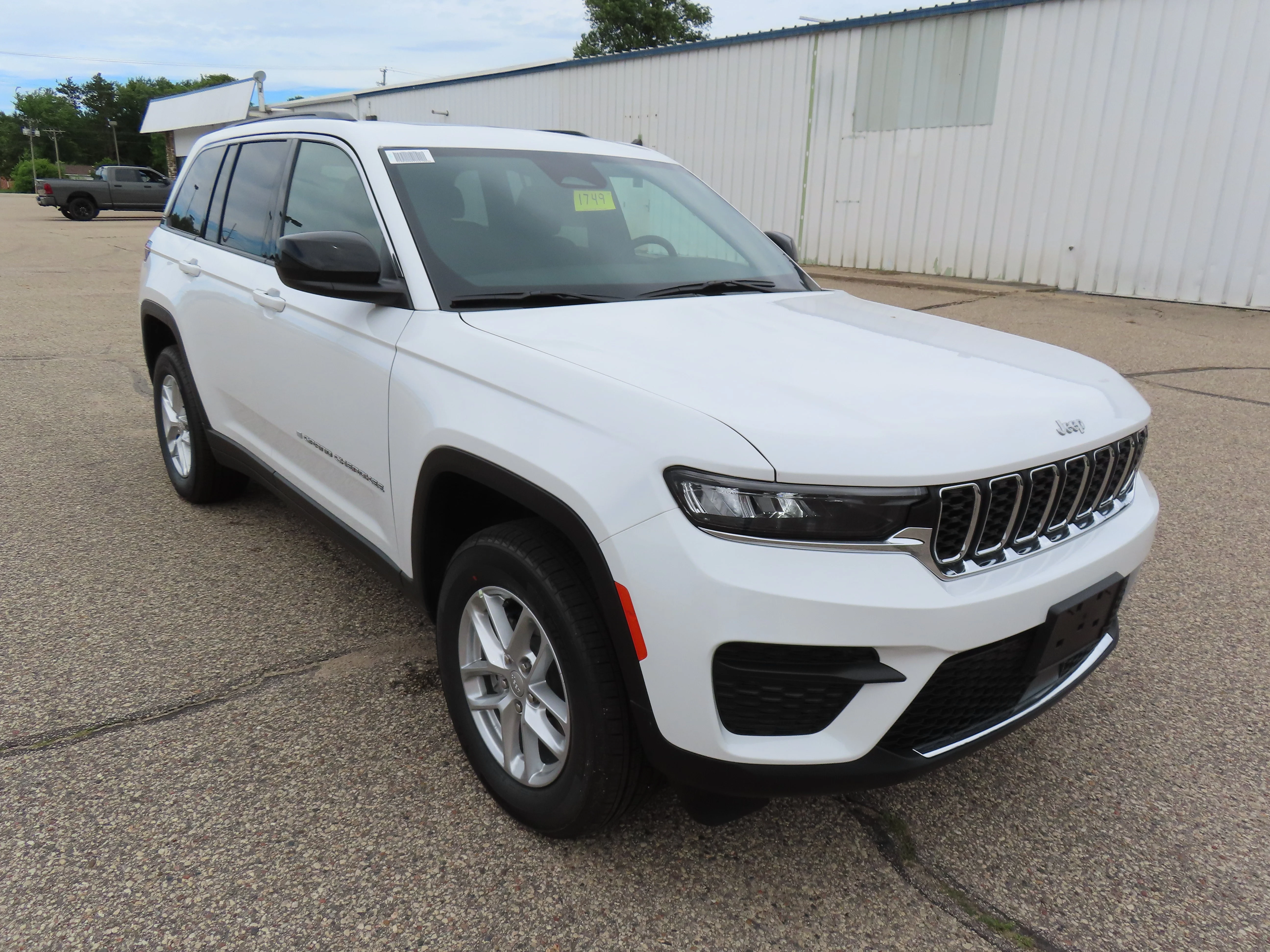 New 2026 Bright White Clear-Coat Exterior Paint Jeep Laredo X image 3