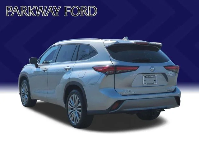 Used 2023 Silver Toyota Platinum image 3
