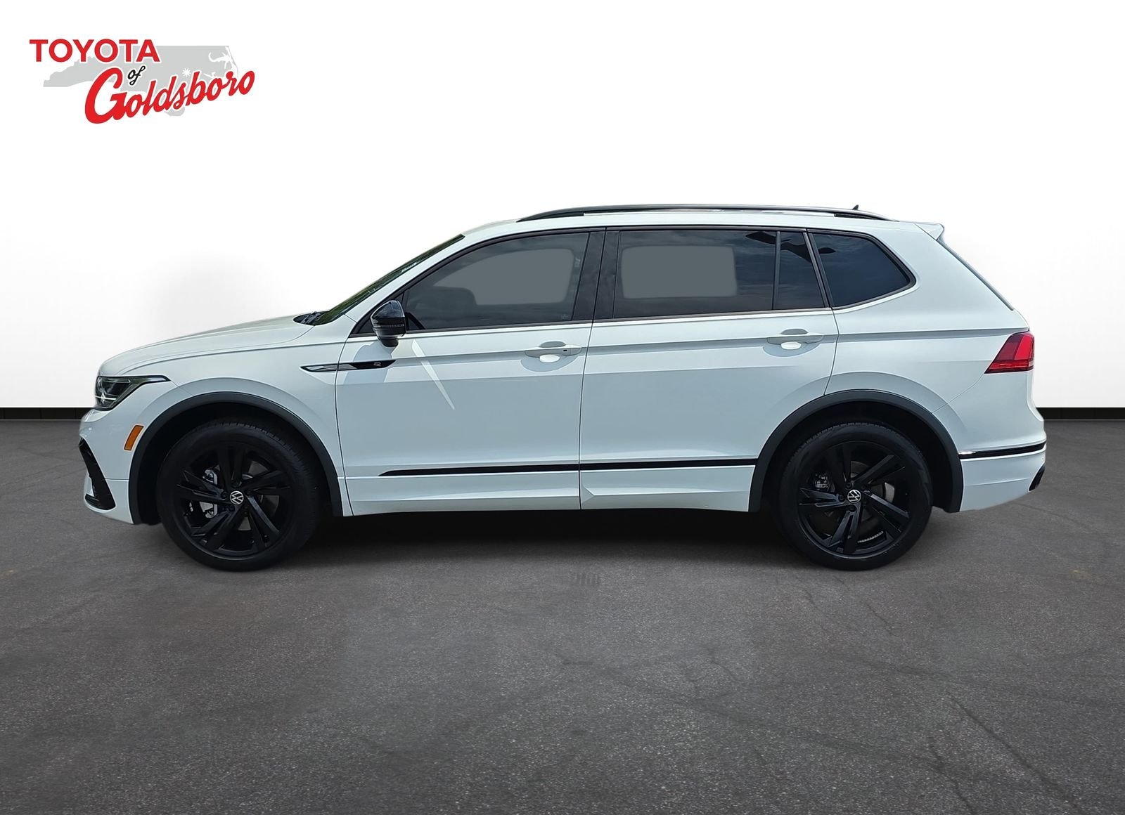 Used 2024  Volkswagen 2.0T SE R-Line Black image 8