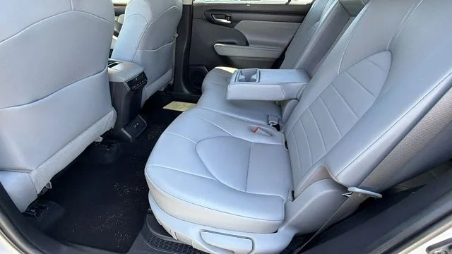Used 2021 Silver Toyota XLE image 17