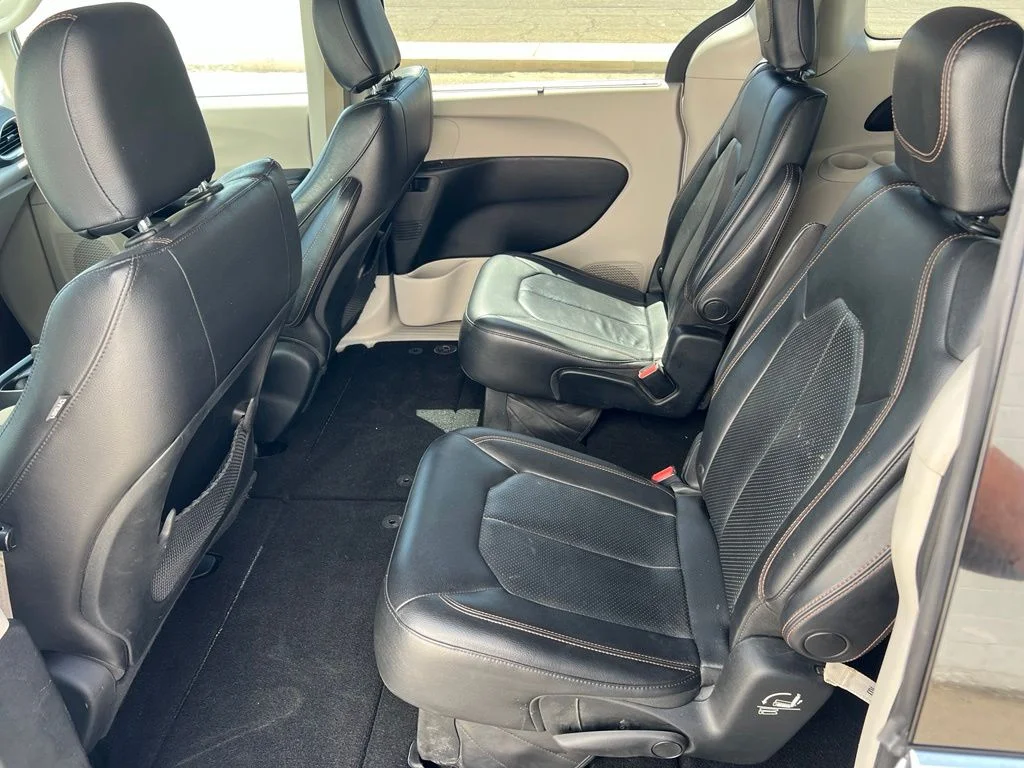 Used 2018 Billet Silver Metallic Clearcoat Chrysler Touring L image 19