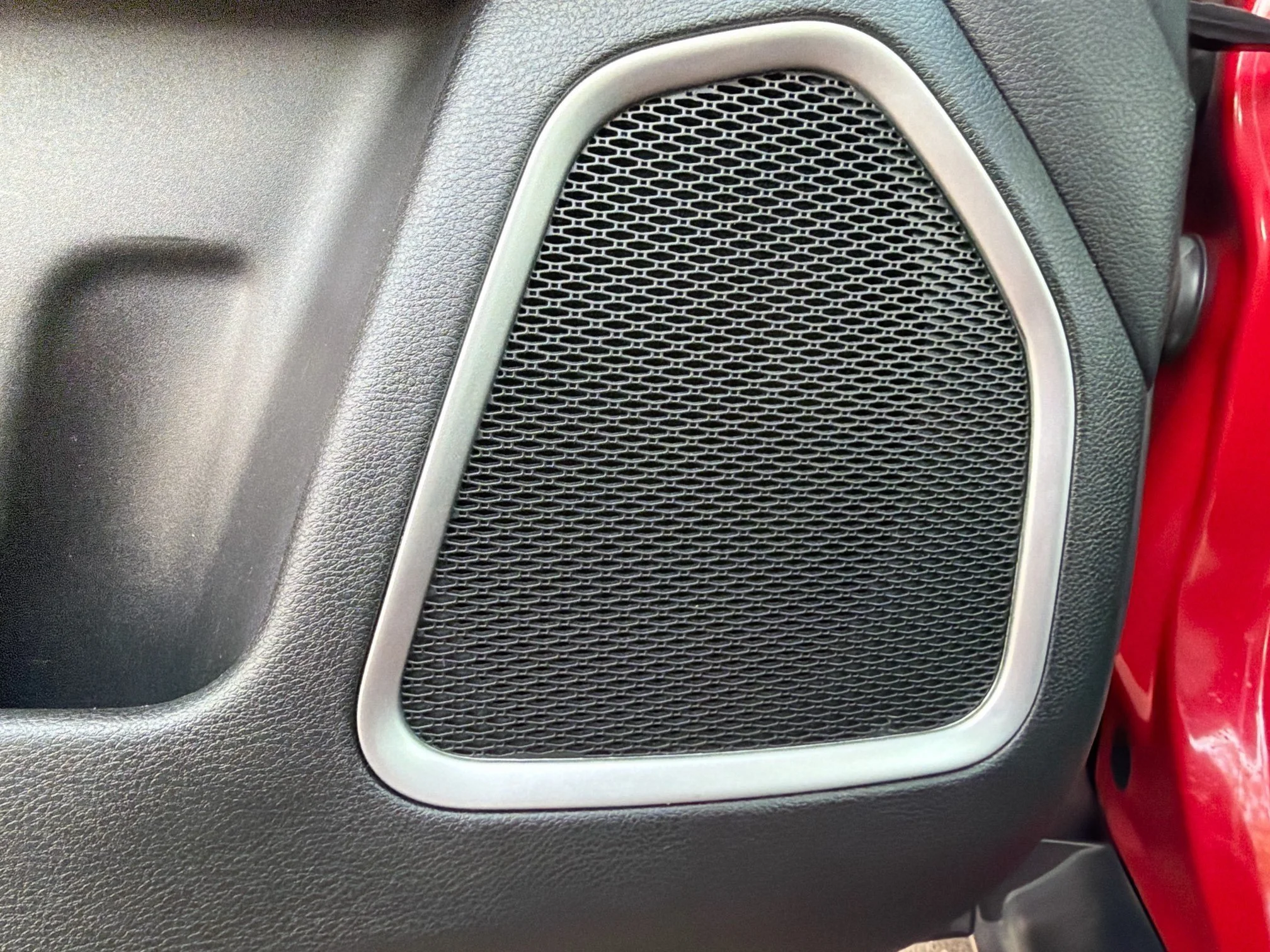 Used 2018 Redline Pearlcoat Jeep Latitude image 23