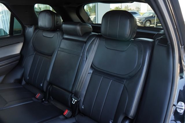Used 2024  Land Rover Dynamic SE image 25