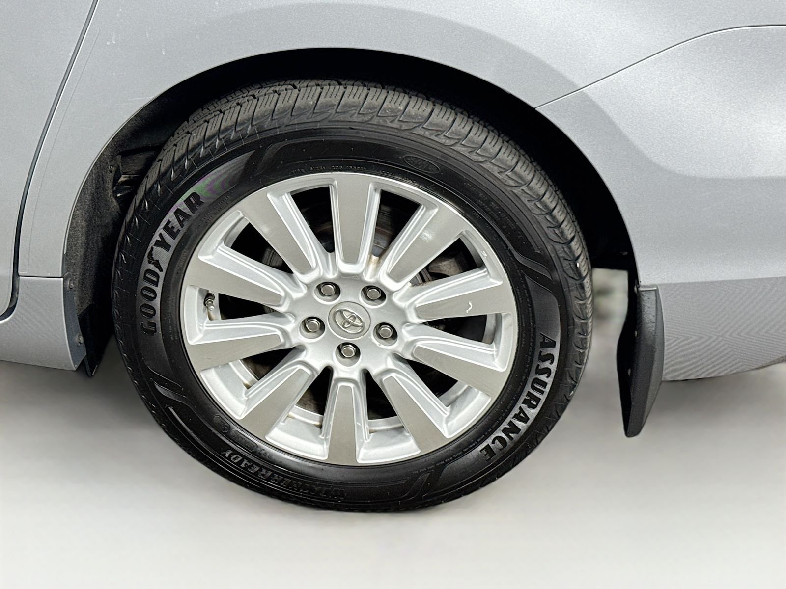 Used 2017 Silver Sky Metallic Toyota XLE Premium AWD image 9