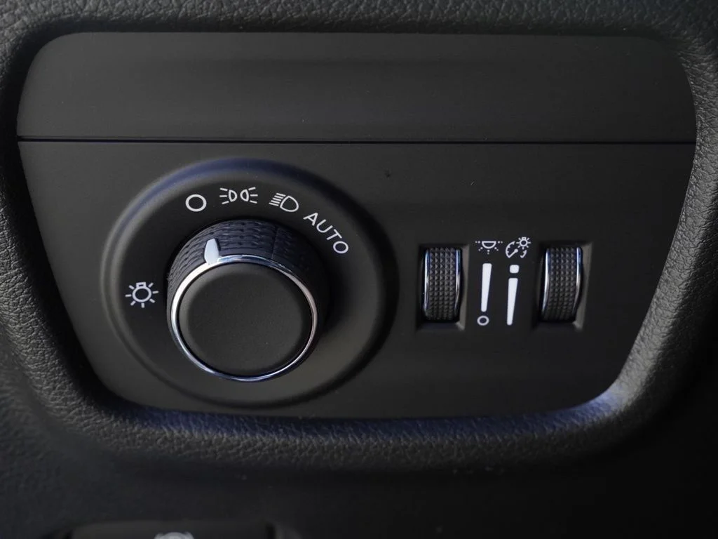 New 2026 Silver Zynith Exterior Paint Jeep Altitude image 23