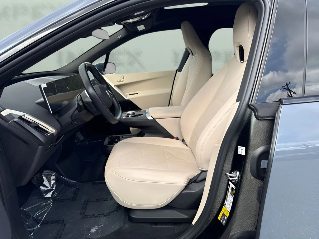 Used 2024 Gray BMW xDrive50 image 5