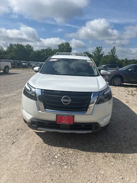 2025 Nissan Pathfinder SL 4WD's photo