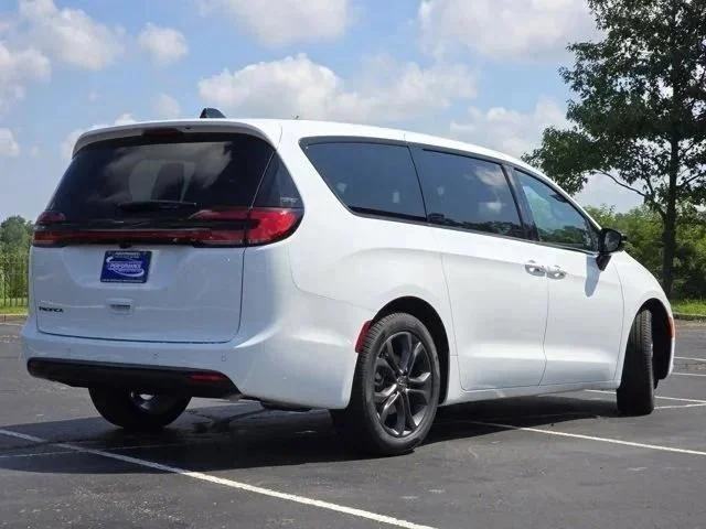 2026 Chrysler Pacifica Select - Photo 24