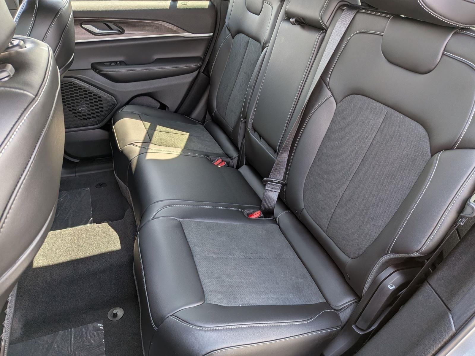 New 2026 Silver Zynith Exterior Paint Jeep Laredo Altitude image 30
