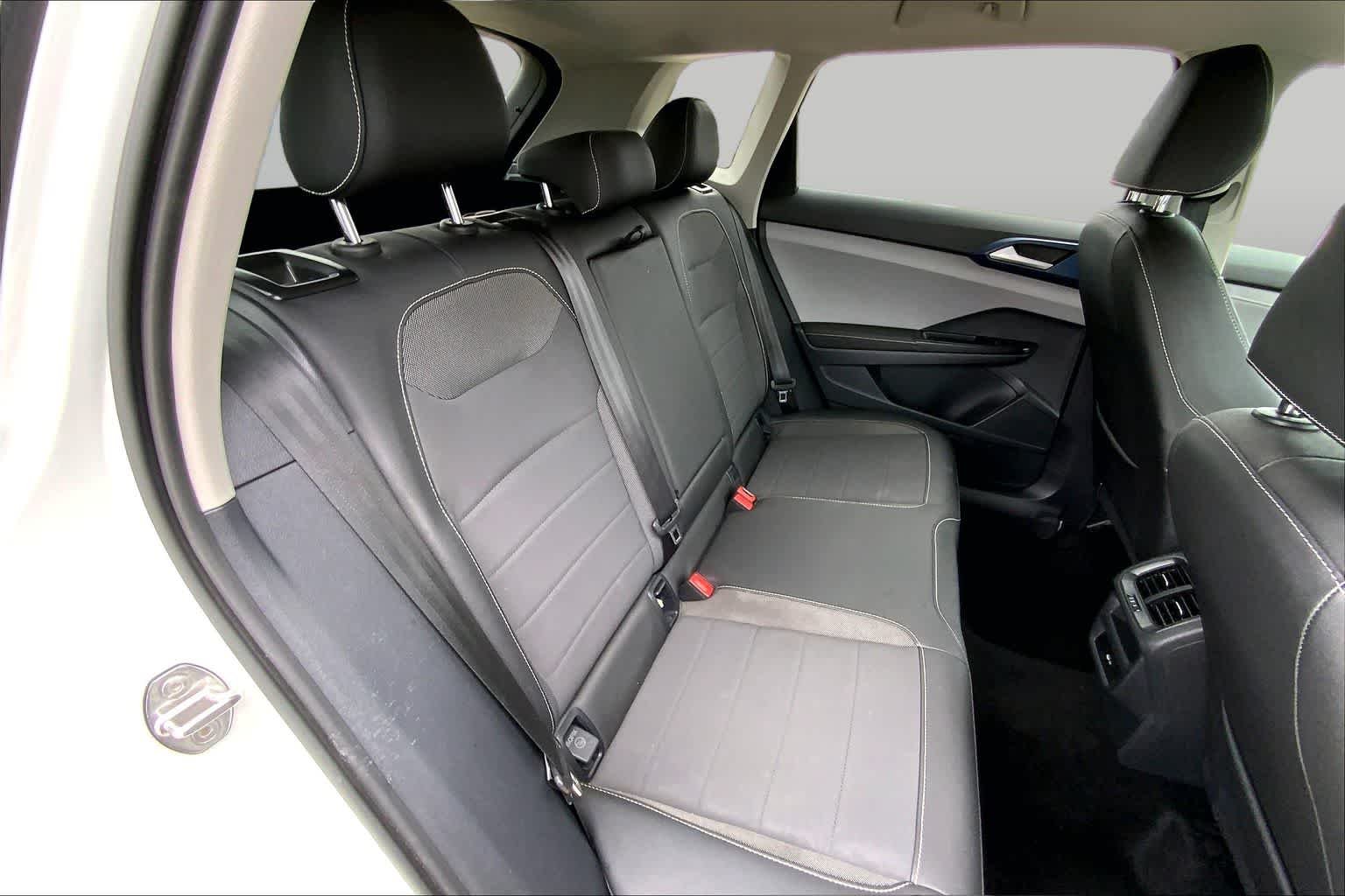 Used 2024 Pure White Volkswagen SE image 19