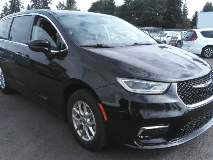 Used 2023 Black Chrysler Touring L image 7