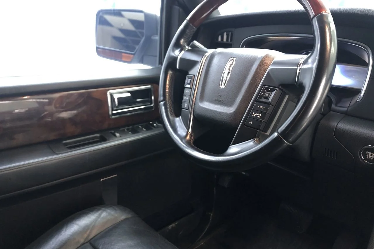 Used 2015 White Platinum Lincoln  image 17
