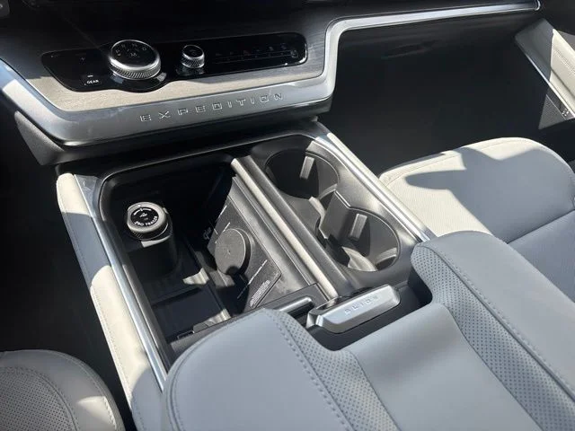New 2027 Star White Metallic Tri-Coat Ford Platinum image 28