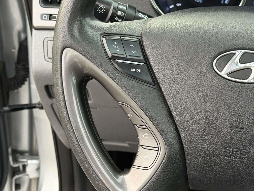 Used 2012 Silver Frost Metallic Hyundai Base image 25