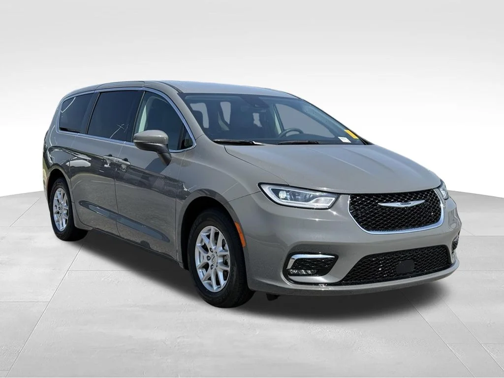 Used 2023 White Chrysler Touring L image 9