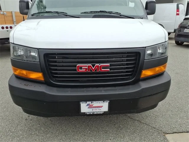 New 2025 Summit White Chevrolet WT image 32