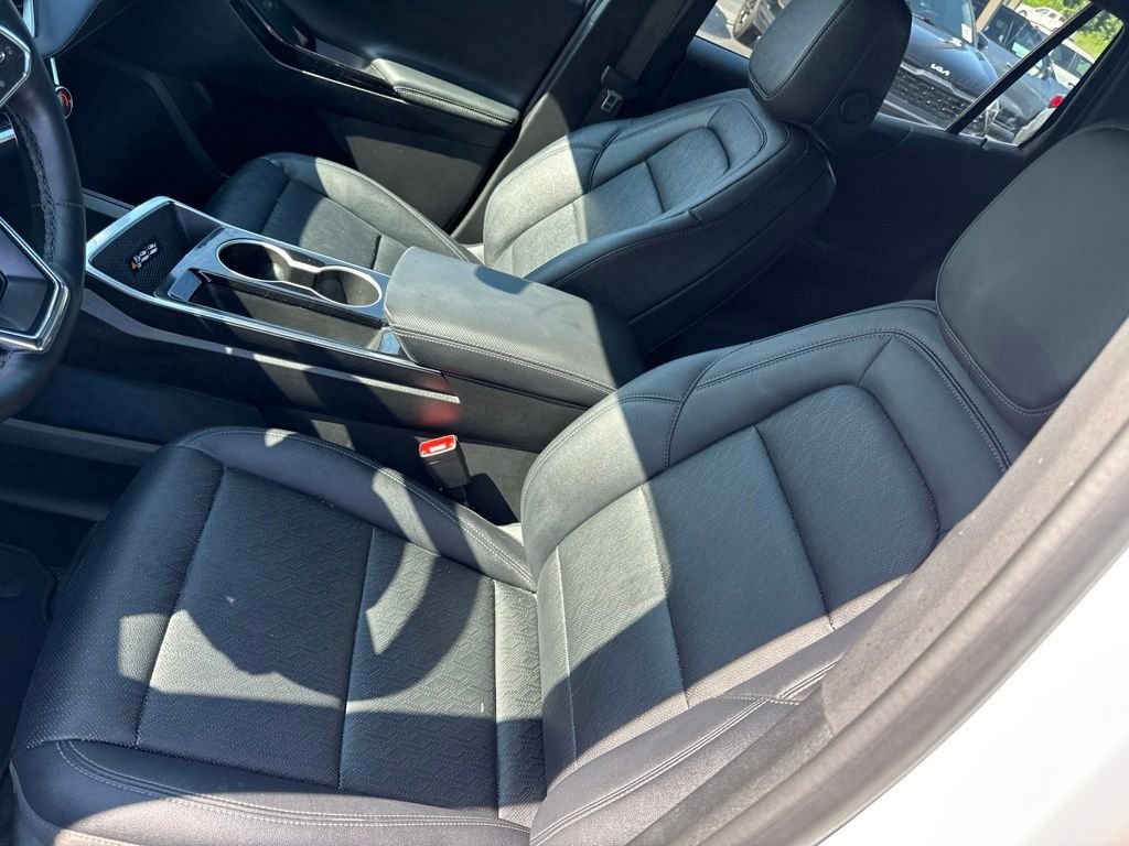 Used 2025 Summit White Chevrolet LT image 9
