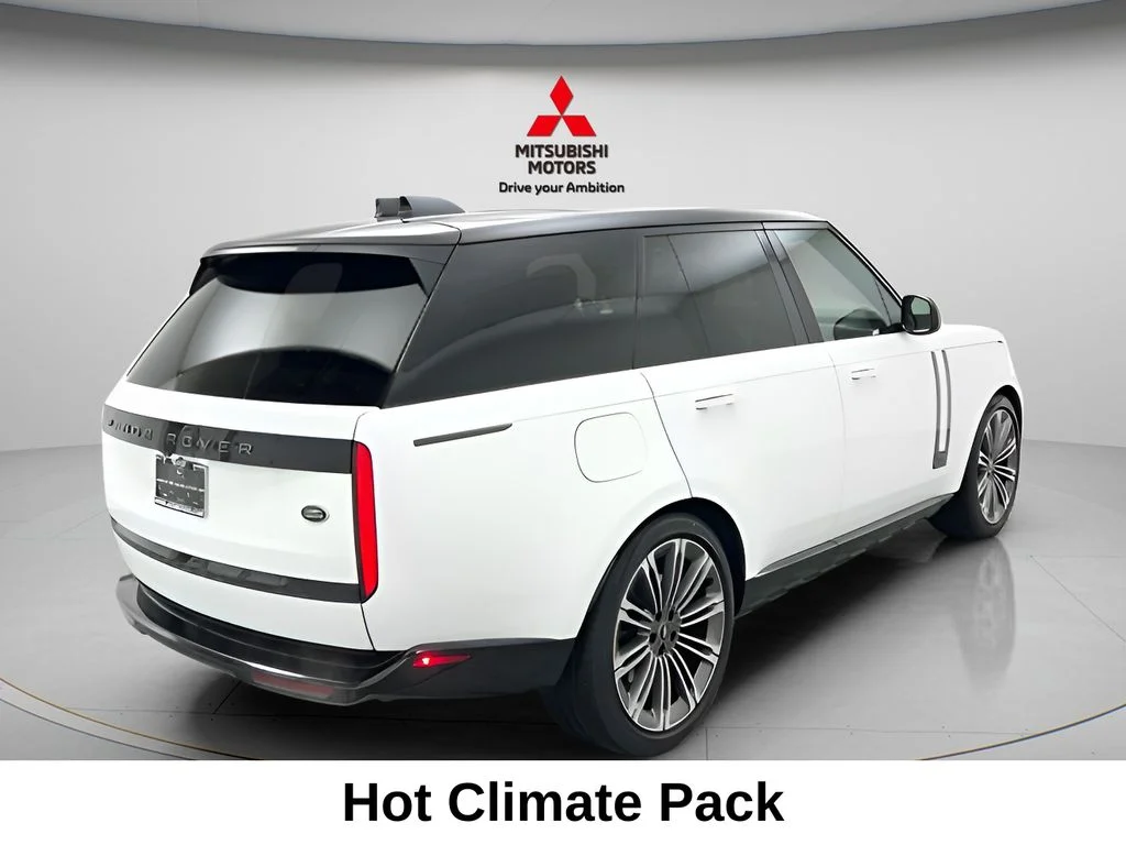 Used 2023 Fuji White Land Rover SE image 4